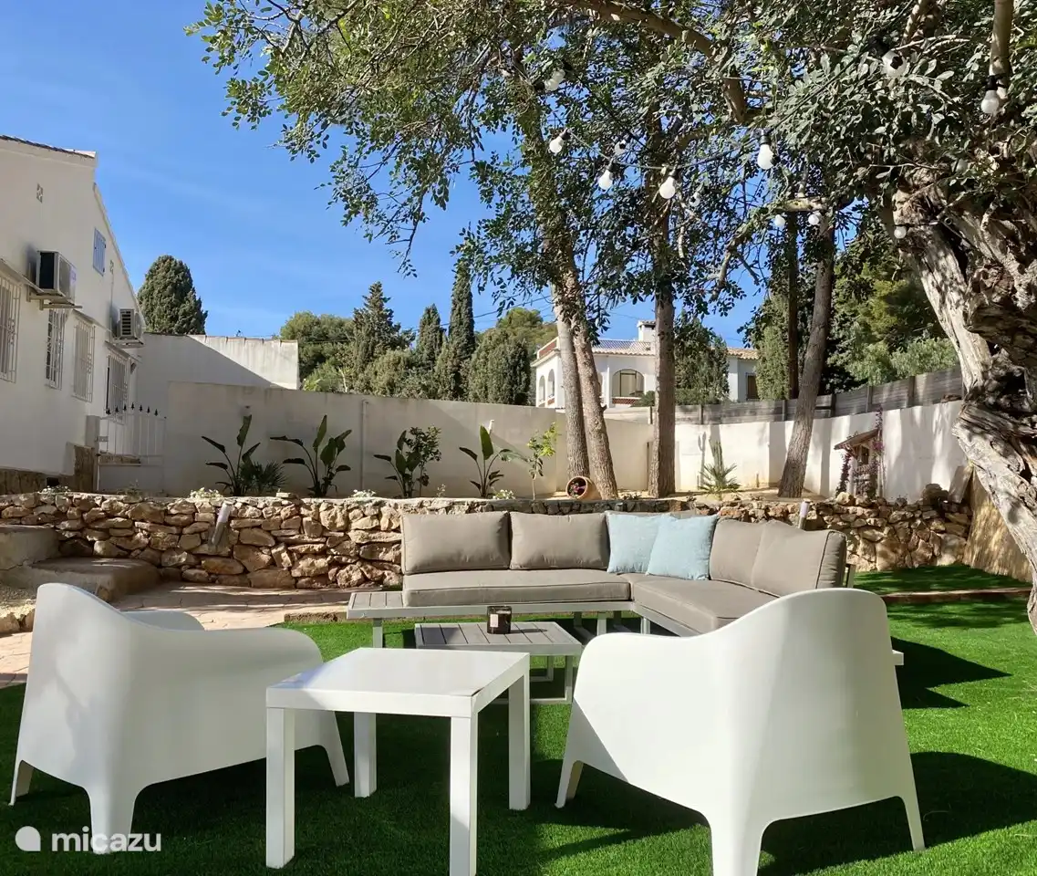 Auch hier können Sie das Lounge-Set genießen, De Johannesbroodboom ist mit stimmungsvoller Beleuchtung ausgestattet, die es besonders gemütlich macht.