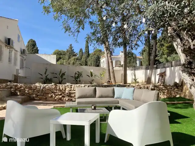 Casita Mimos Calpe - Costa Blanca huren in Spanje, Costa Blanca, Calpe - villa Ook hier is het genieten ik de lounge set, De Johannesbroodboom is voorzien van sfeerverlichting wat het extra gezellig maakt.
