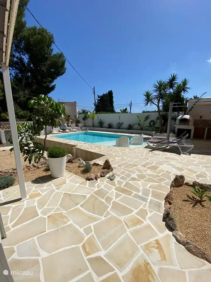 Swimmingpool mit vielen Sonnen- und Schattenbereichen. Es gibt 6 Sonnenliegen und 4 Stühle zum Entspannen.