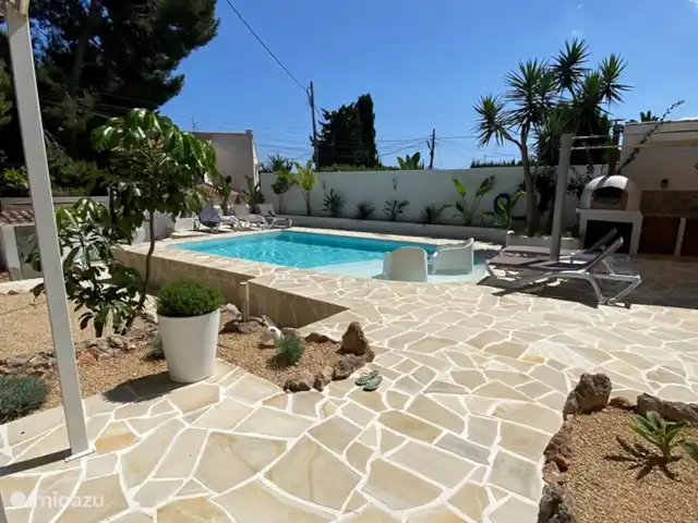 Casita Mimos Calpe - Costa Blanca huren in Spanje, Costa Blanca, Calpe - villa Zwembad met voldoende zon- en schaduwplekken. Er zijn 6 ligbedden voorzien alsook 4 zitstoelen om te relaxen.