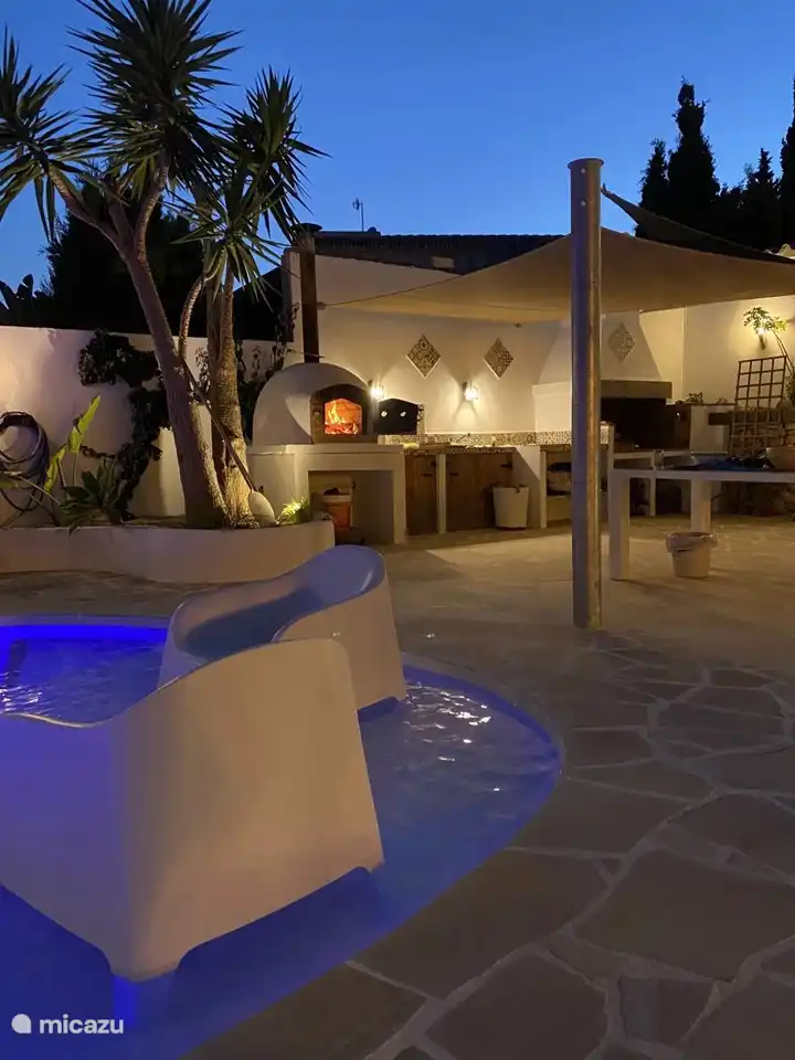 Außenküche mit Pizzaofen (!!), Grill und Teppanyaki-Platte.