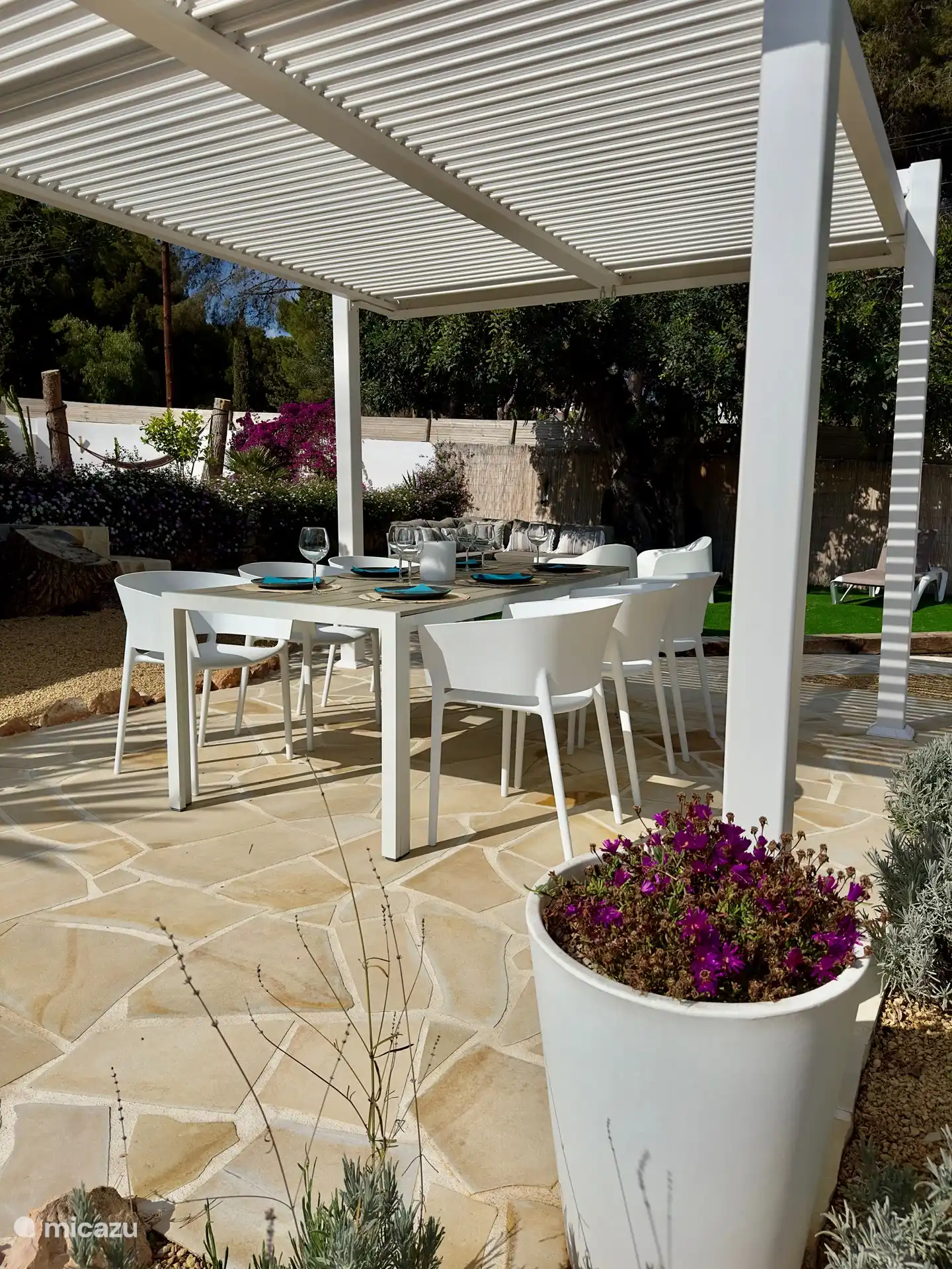 Speisen Sie draußen an diesem geräumigen überdachten Esstisch mit 6 Stühlen. Für alle Gäste stehen zusätzliche Klappstühle zur Verfügung.