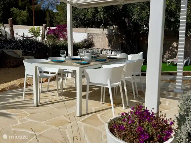 Casita Mimos Calpe - Costa Blanca huren in Spanje, Costa Blanca, Calpe - villa Eet gezellig buiten aan deze ruime overdekte eettafel met 6 stoelen. Er zijn nog extra opklapstoeltjes aanwezig voor eventuele gasten.