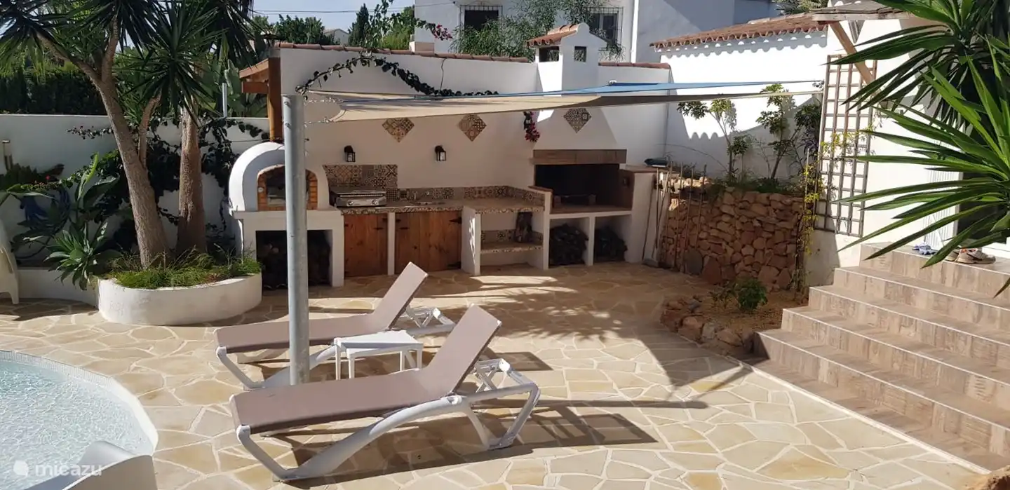 Große Außenküche mit Pizzaofen (!!), Grill, Teppanyaki-Platte.