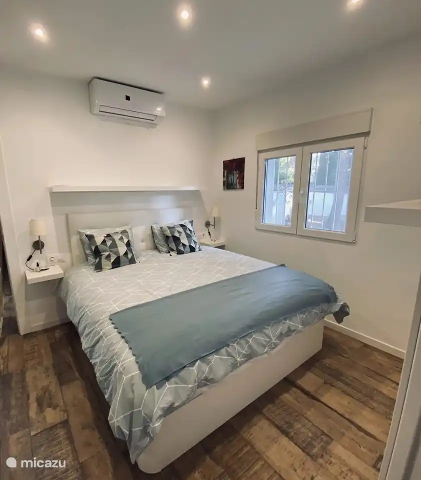 Hauptschlafzimmer mit Kleiderschrank und eigenem Bad.