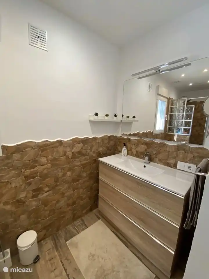 En-Suite-Badezimmer mit Dusche, WC und Waschbecken. Ein Haartrockner und ein Vergrößerungsspiegel sind in jedem Badezimmer vorhanden.