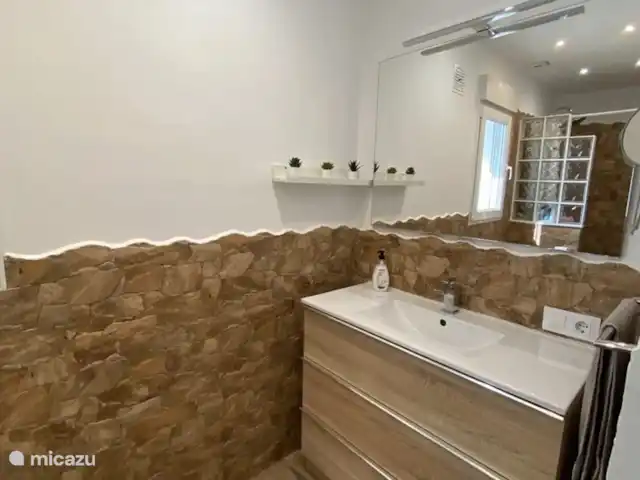Casita Mimos Calpe - Costa Blanca huren in Spanje, Costa Blanca, Calpe - villa En suite badkamer met douche, wc en wastafel. In elke badkamer is een haardroger en vergrootspiegel aanwezig.