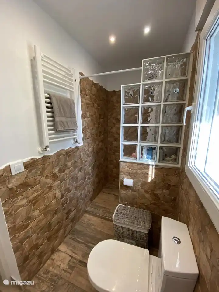 Badezimmer mit Dusche, WC und Waschbecken Jedes Badezimmer verfügt über einen Haartrockner und einen Vergrößerungsspiegel.