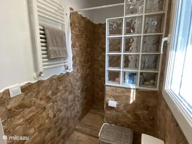 Casita Mimos Calpe - Costa Blanca huren in Spanje, Costa Blanca, Calpe - villa En suite badkamer met douche, wc en wastafel.In elke badkamer is een haardroger en vergrootspiegel aanwezig.