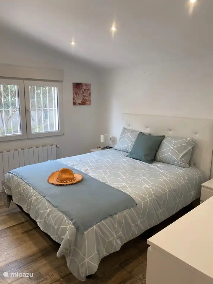 Zweites geräumiges Schlafzimmer mit Kleiderschrank und Kommode für zusätzlichen Stauraum.