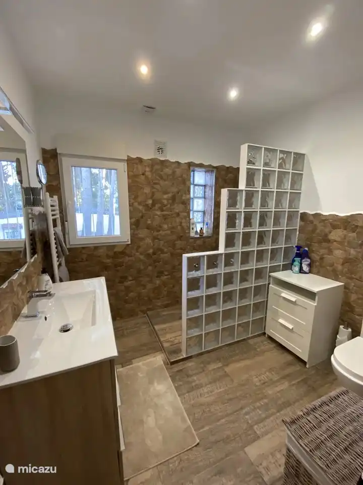 Großes Badezimmer mit allen Annehmlichkeiten. (Dusche, WC, Waschbecken) Jedes Badezimmer verfügt über einen Haartrockner und einen Vergrößerungsspiegel.