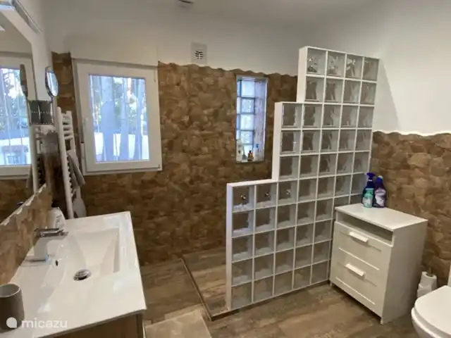 Casita Mimos Calpe - Costa Blanca huren in Spanje, Costa Blanca, Calpe - villa Grote badkamer met alle voorzieningen. (douche, wc, wastafel) In elke badkamer is een haardroger en vergrootspiegel aanwezig.