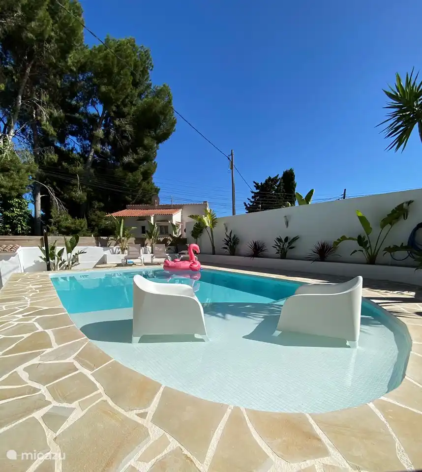 Swimmingpool mit vielen Sonnen- und Schattenbereichen. Es gibt 6 Sonnenliegen und 4 Stühle zum Entspannen.