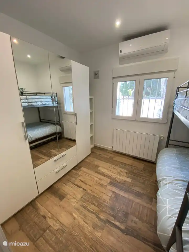 Drittes Schlafzimmer mit Etagenbett und geräumigem Kleiderschrank. Es gibt 3 Schlafplätze.