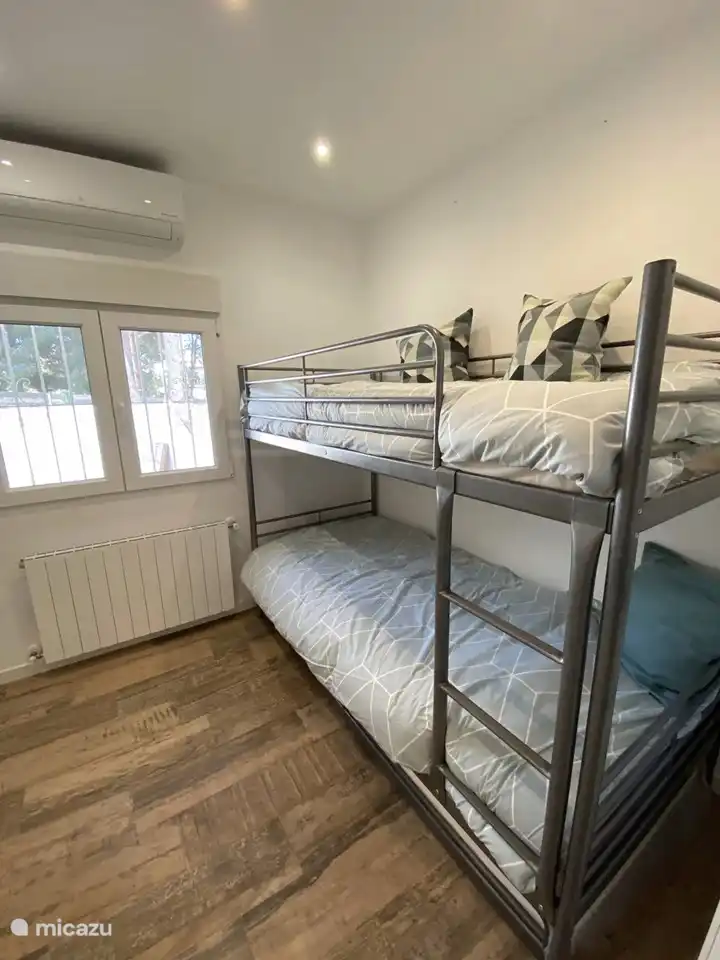 Drittes Schlafzimmer mit Etagenbett und geräumigem Kleiderschrank. Es gibt 3 Schlafplätze.