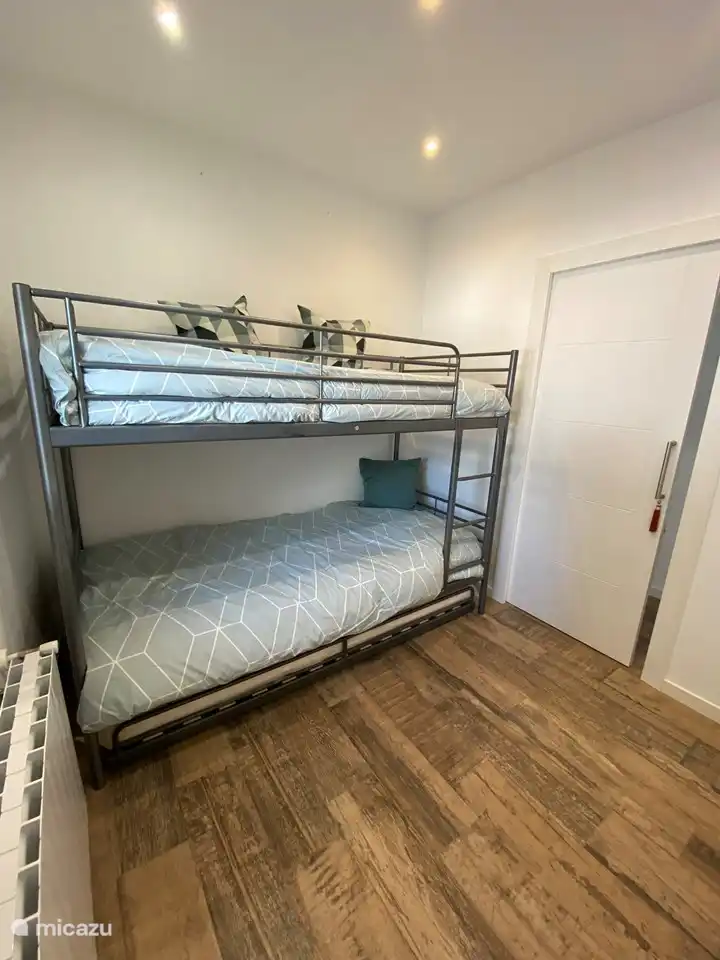 Drittes Schlafzimmer mit Etagenbett und geräumigem Kleiderschrank. Es gibt 3 Schlafplätze.