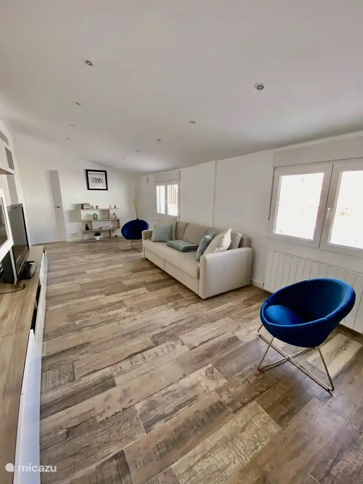 Geräumiges, gemütliches Wohnzimmer mit einem 3-Sitzer-Sofa und zwei Schalensitzen. Das Sofa ist auch ein Schlafsofa, sodass Sie bei Bedarf einen zusätzlichen Schlafplatz schaffen können.
Es gibt auch einen Pelletofen für zusätzliche Wärme und Gemütlichkeit im Winter. (siehe weitere Fotos).