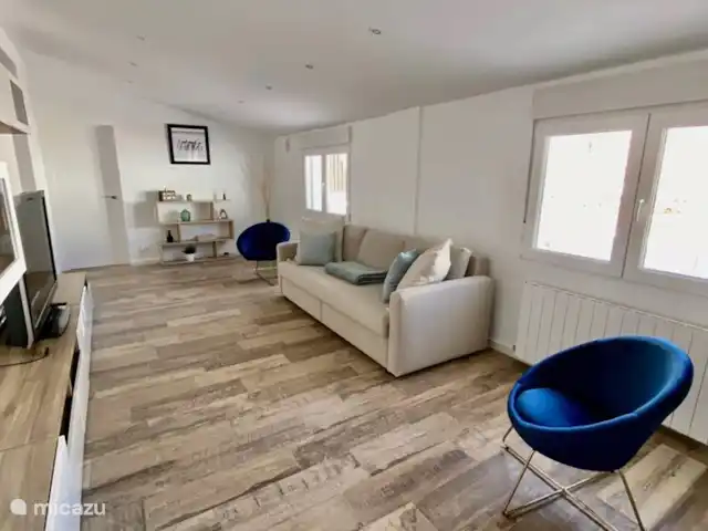 Casita Mimos Calpe - Costa Blanca huren in Spanje, Costa Blanca, Calpe - villa Ruime gezelligen woonkamer met een 3-zits sofa en twee kuipzeteltjes. De sofa is tevens een slaapbank, hierdoor kan men een extra slaapruimte creëren indien nodig. 
Voor extra warmte en gezelligheid in de winter is er ook een pelletkachel aanwezig. (zie verdere foto's).
