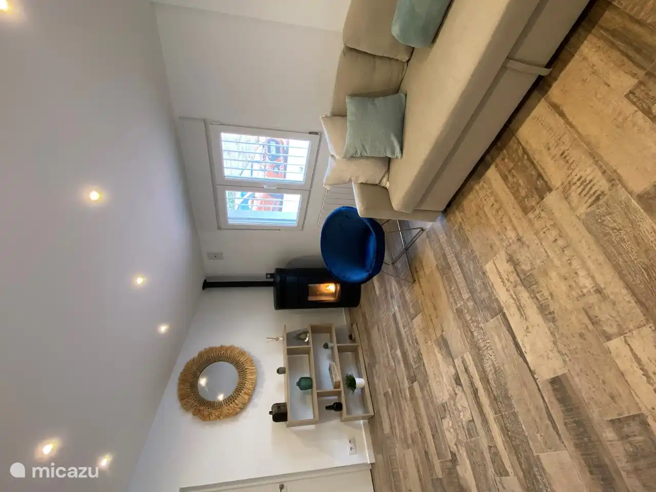 Geräumiges, gemütliches Wohnzimmer mit einem 3-Sitzer-Sofa und zwei Schalensitzen. Das Sofa ist auch ein Schlafsofa, sodass Sie bei Bedarf einen zusätzlichen Schlafplatz schaffen können. Es gibt auch einen Pelletofen für zusätzliche Wärme und Gemütlichkeit im Winter.