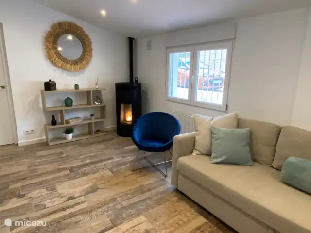 Casita Mimos Calpe - Costa Blanca huren in Spanje, Costa Blanca, Calpe - villa Ruime gezelligen woonkamer met een 3-zits sofa en twee kuipzeteltjes. De sofa is tevens een slaapbank, hierdoor kan men een extra slaapruimte creëren indien nodig. Voor extra warmte en gezelligheid in de winter is er ook een pelletkachel aanwezig.