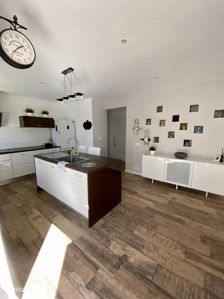 Große offene Küche mit allen Annehmlichkeiten (Mikrowelle, Backofen, Kühlschrank mit Gefrierfach, Kaffeemaschine, Wasserkocher, Toaster usw....)