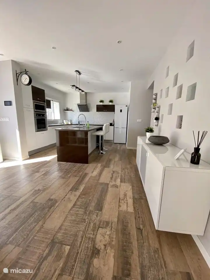 Große offene Küche mit allen Annehmlichkeiten (Mikrowelle, Backofen, Kühlschrank mit Gefrierfach, Kaffeemaschine, Wasserkocher, Toaster usw....)