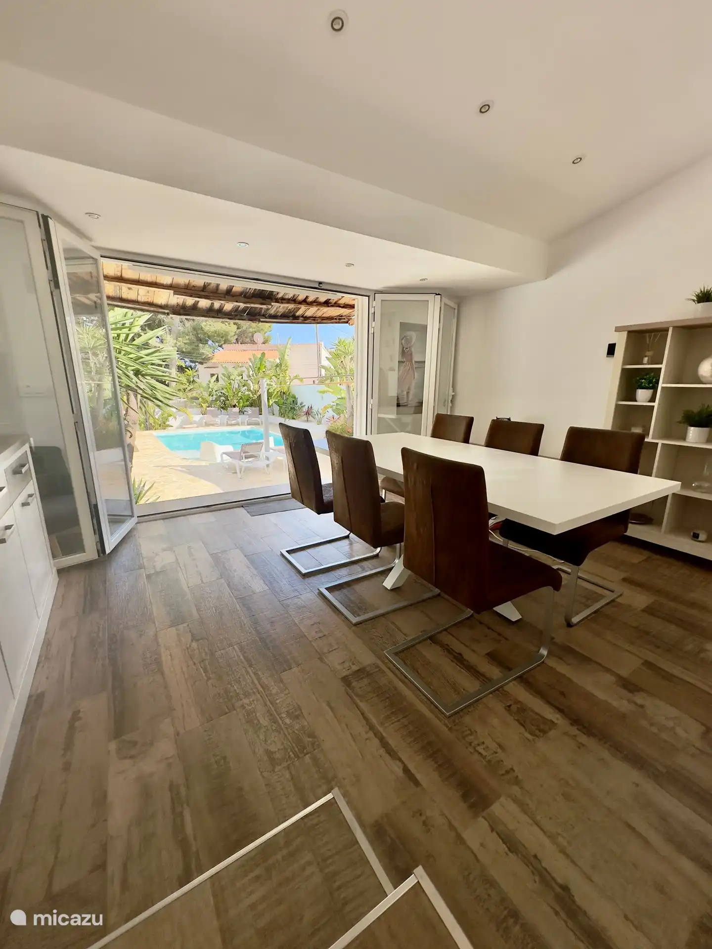 Essbereich mit Blick auf den Pool. Es ist Platz für 6 Personen. 