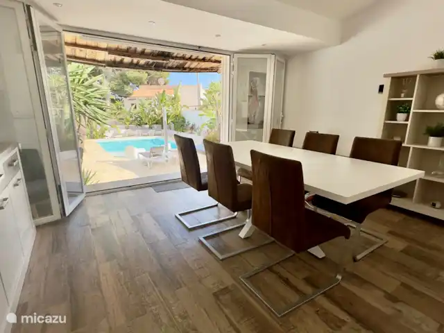 Casita Mimos Calpe - Costa Blanca huren in Spanje, Costa Blanca, Calpe - villa Eetplaats met zicht op het zwembad. Er is plaats voor 6 personen.