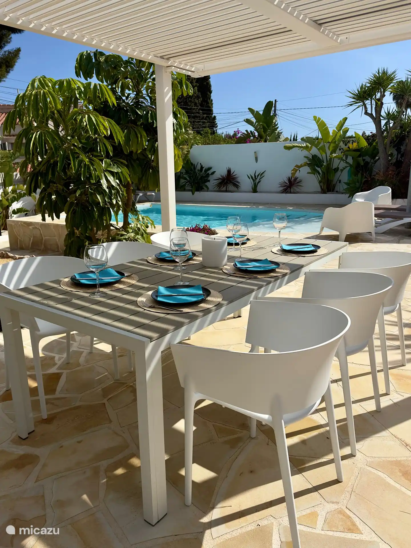 Speisen Sie draußen an diesem geräumigen überdachten Esstisch mit 6 Stühlen. Für alle Gäste stehen zusätzliche Klappstühle zur Verfügung.