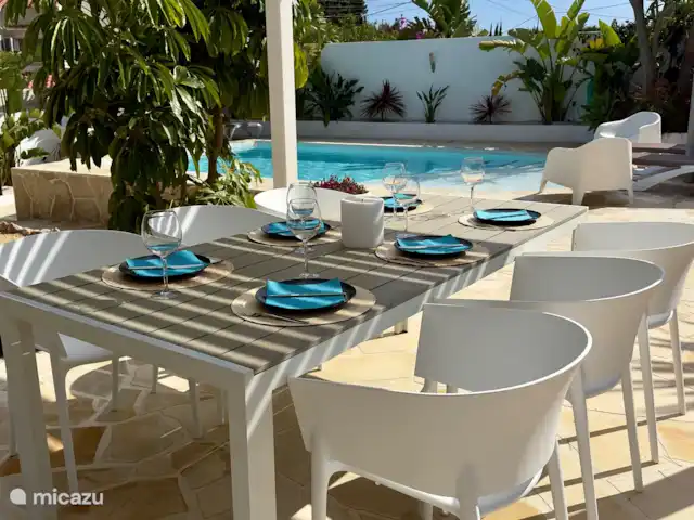 Casita Mimos Calpe - Costa Blanca huren in Spanje, Costa Blanca, Calpe - villa Eet gezellig buiten aan deze ruime overdekte eettafel met 6 stoelen. Er zijn nog extra opklapstoeltjes aanwezig voor eventuele gasten.