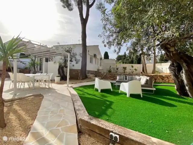 Casita Mimos Calpe - Costa Blanca huren in Spanje, Costa Blanca, Calpe - villa Overzicht van de tuin met eettafel en lounge hoek. Het zwembad bevindt zich aan de linkerzijde.