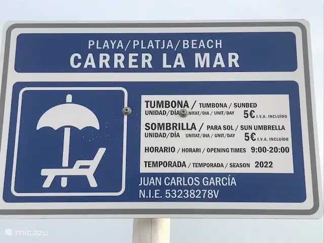 Zu vermieten am Strand Strandliegen und Sonnenschirme