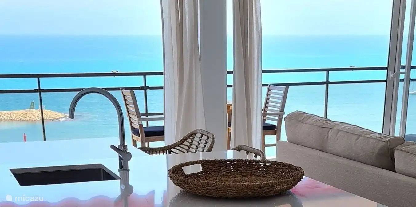 Freier Blick auf das wunderschöne blaue Meer