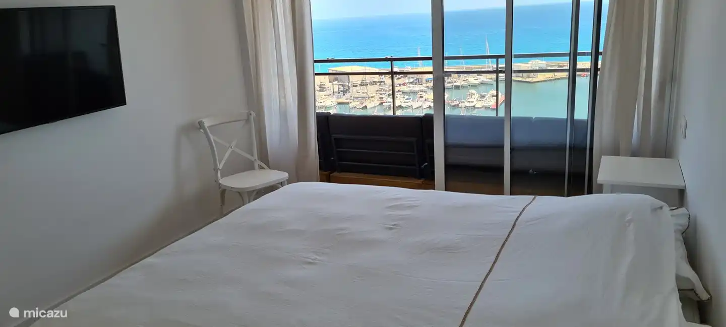 Schlafzimmer mit Blick auf den Hafen und das Meer