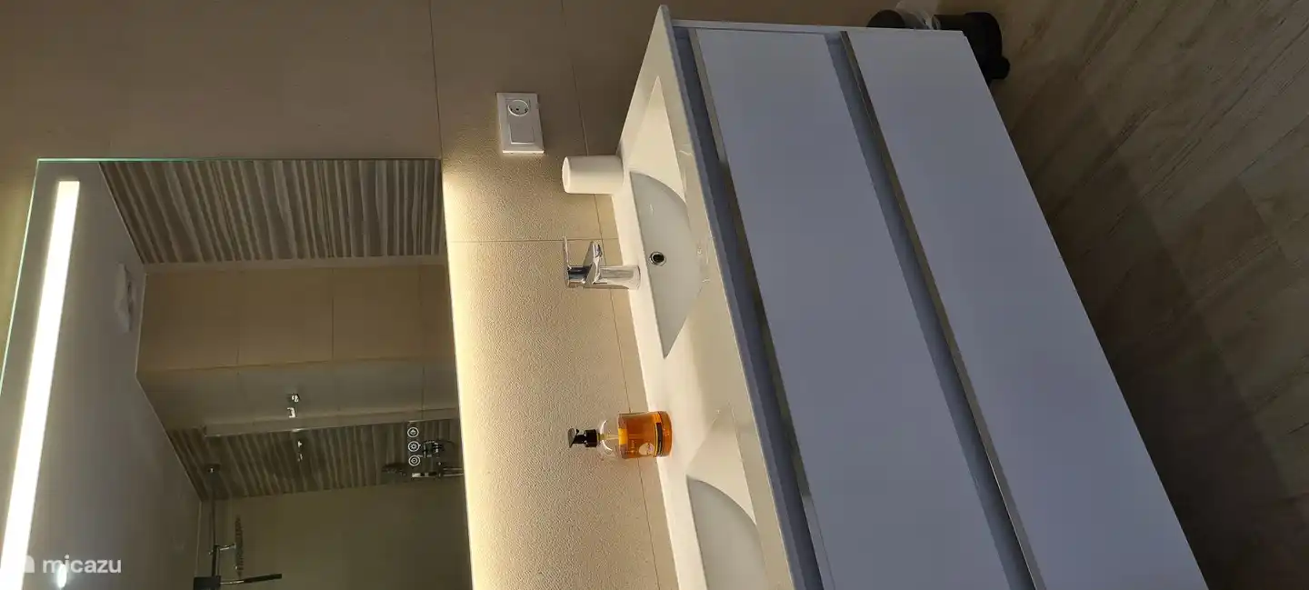 2 Badezimmer mit Doppelwaschbecken, Dusche und WC