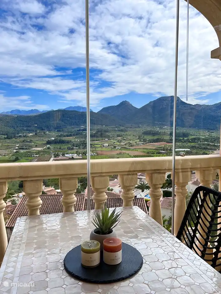 Auch wenn es etwas k&#252;hler ist, k&#246;nnen Sie diese Terrasse immer genie&#223;en. Mit diesen Glasvorh&#228;ngen k&#246;nnen Sie die Terrasse ganz einfach schlie&#223;en.