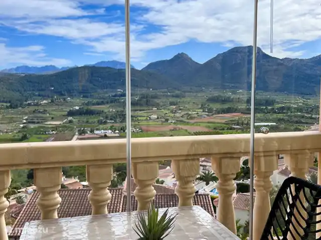 Casa Jalisco | Espagne, Costa Blanca, Jalón - maison mitoyenne Même lorsqu'il fait un peu plus frais, vous pouvez toujours profiter de cette terrasse. Vous pouvez facilement fermer la terrasse avec ces rideaux de verre.
