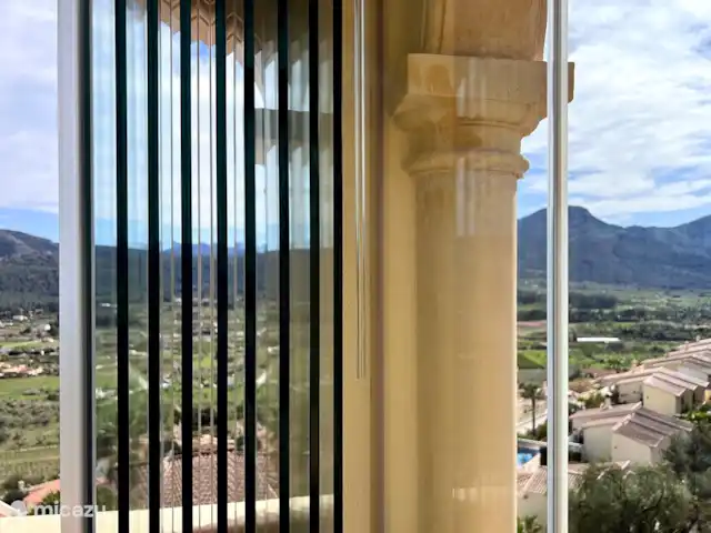 Casa Jalisco | Espagne, Costa Blanca, Jalón - maison mitoyenne La terrasse peut être complètement fermée avec ces rideaux de verre.
