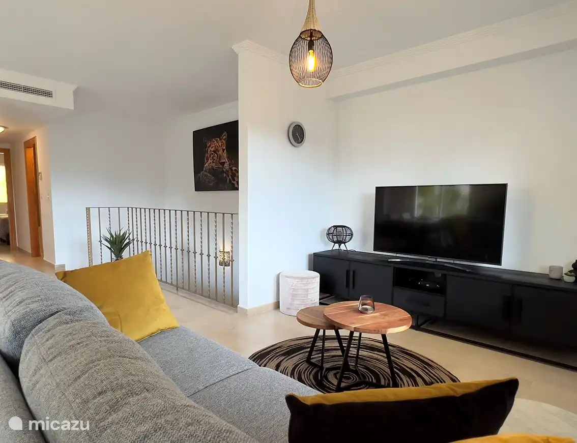 Sitzecke mit gro&#223;em Smart-TV