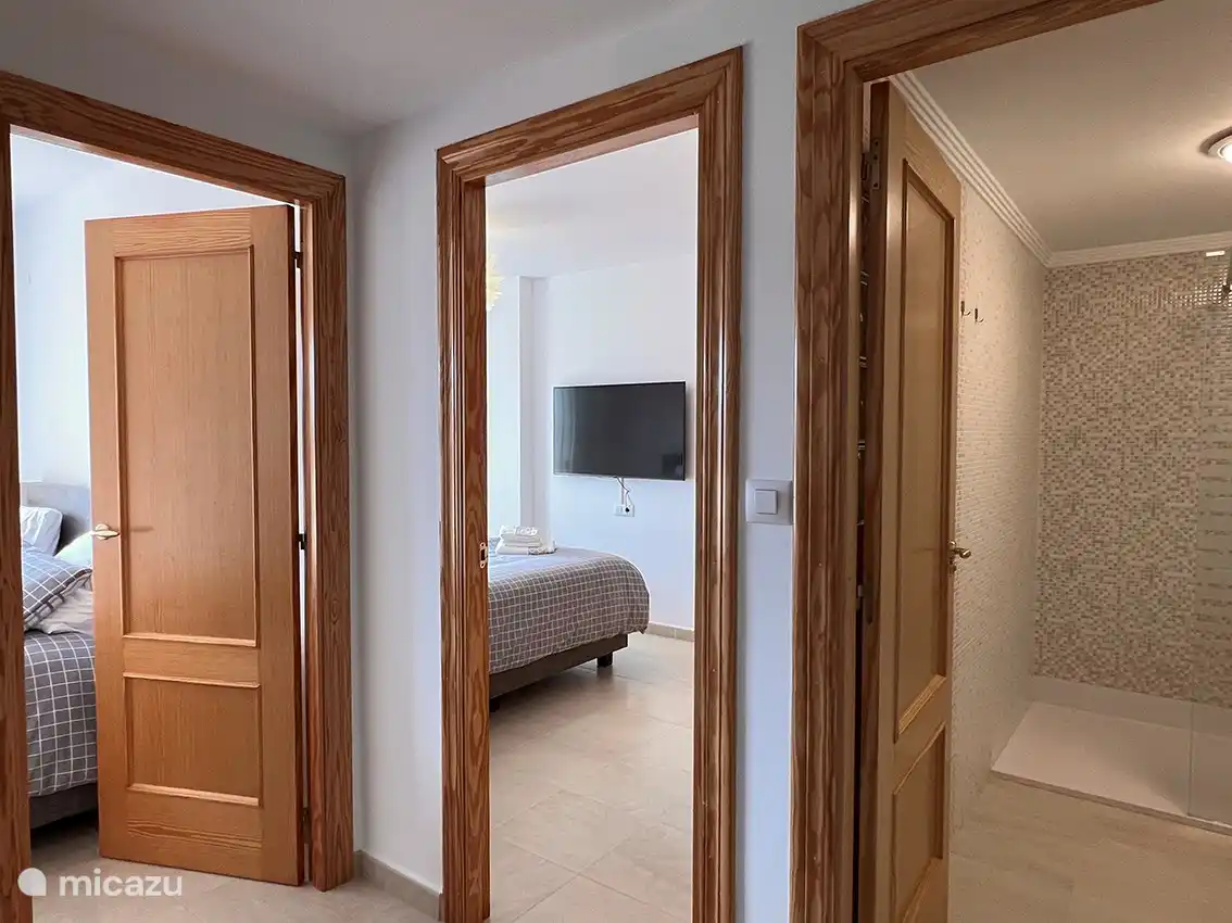 Erdgeschoss Halle mit 2 Schlafzimmern, Bad und Waschk&#252;che.