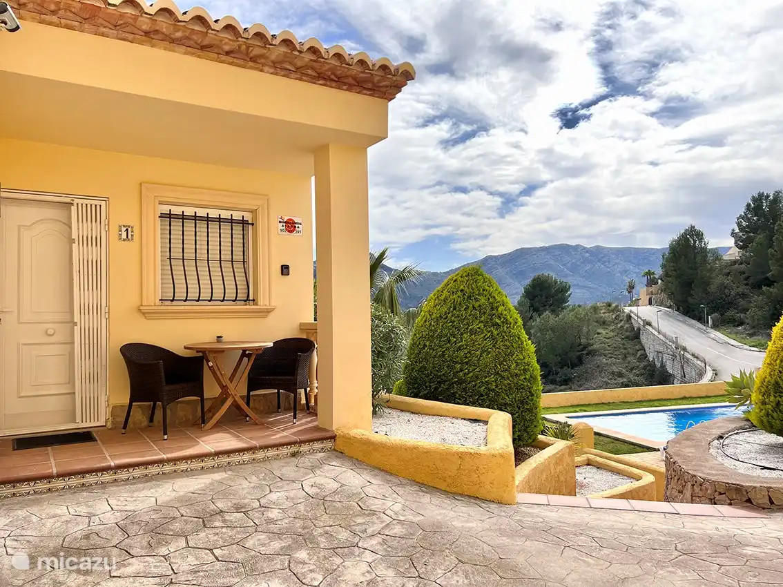 Hauseingang. Das Haus liegt direkt neben dem Pool.