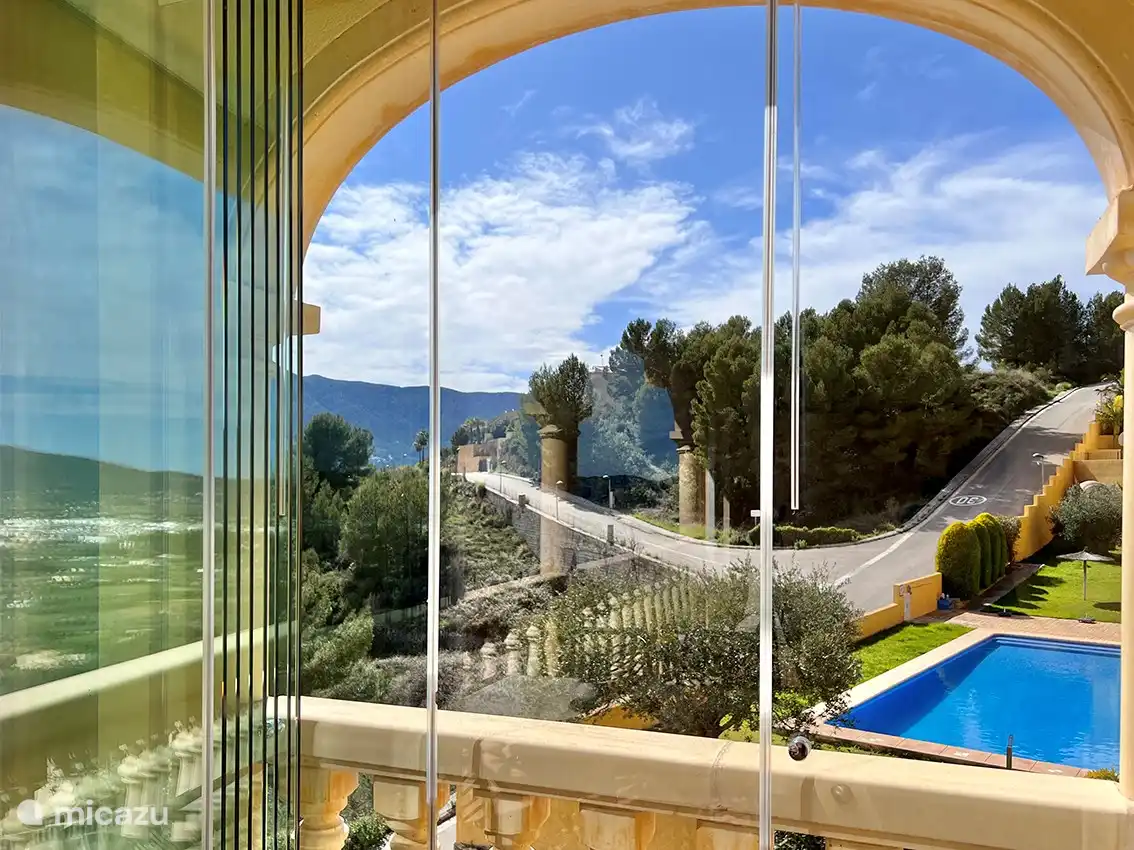 Seite der Terrasse mit Blick auf den Pool.