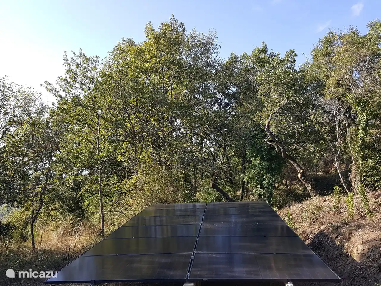 Nous utilisons uniquement des énergies renouvelables pour l'approvisionnement énergétique des appartements et nous produisons plus que nous ne consommons.
Il s'agit de nos panneaux photovoltaïques de 5 kW qui produisent de l'énergie verte qui est en partie réinjectée dans le réseau électrique.