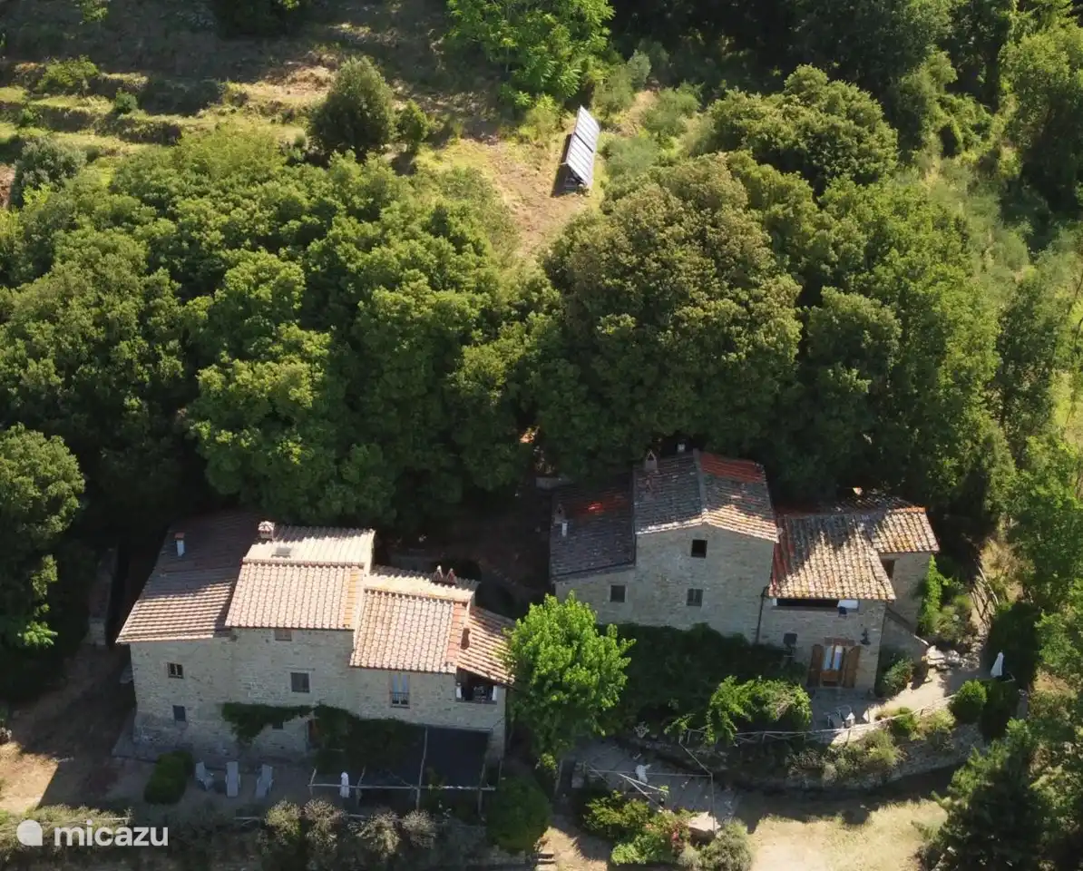Au centre de la photo se trouve notre système solaire thermique de 20 kW qui garantit des douches chaudes presque toute l'année.