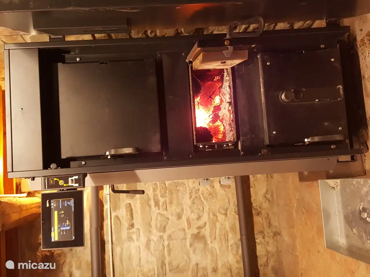 Il s'agit de notre poêle à bois, qui chauffe les appartements avec du bois local lorsque l'énergie solaire n'est pas suffisante.