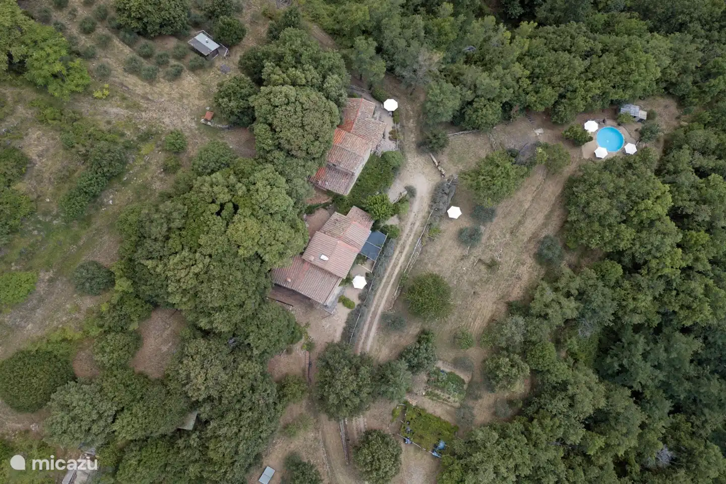 Photo aérienne. Votre appartement se trouve dans le bâtiment inférieur.