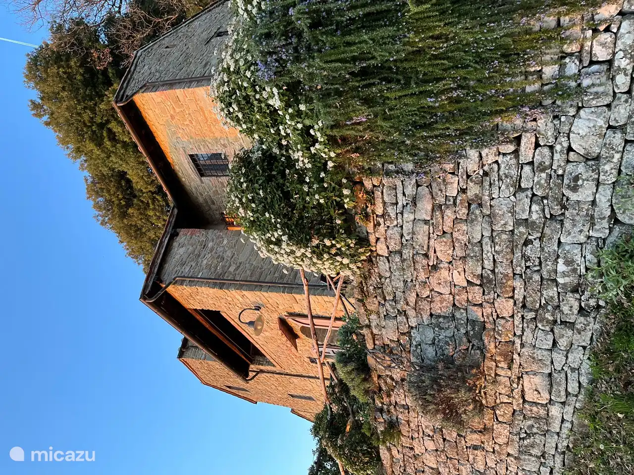 Les bâtiments sont en pierre.