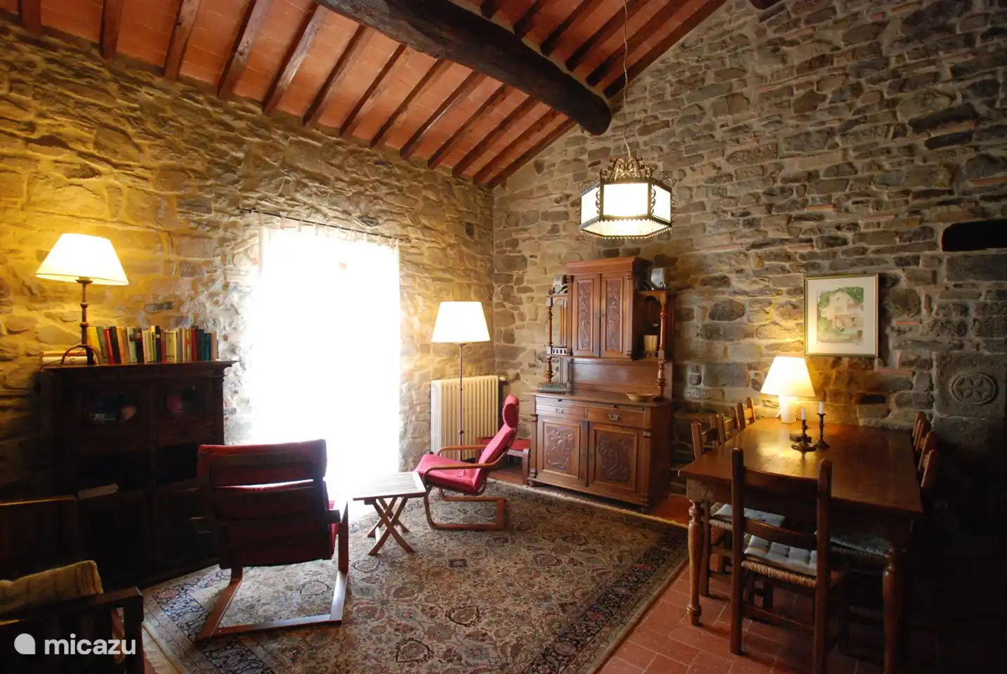 Salon avec vue sur les collines du Chianti.