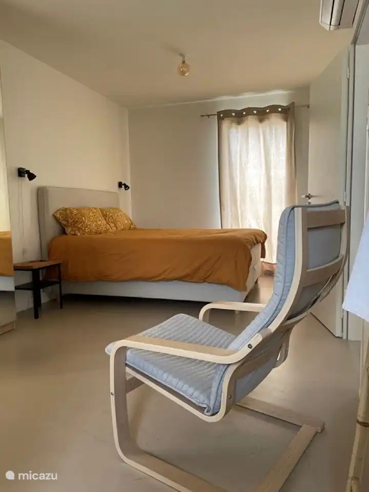 Todos los dormitorios tienen una cama doble de 160 cm de ancho y un baño separado con ducha a ras de suelo.