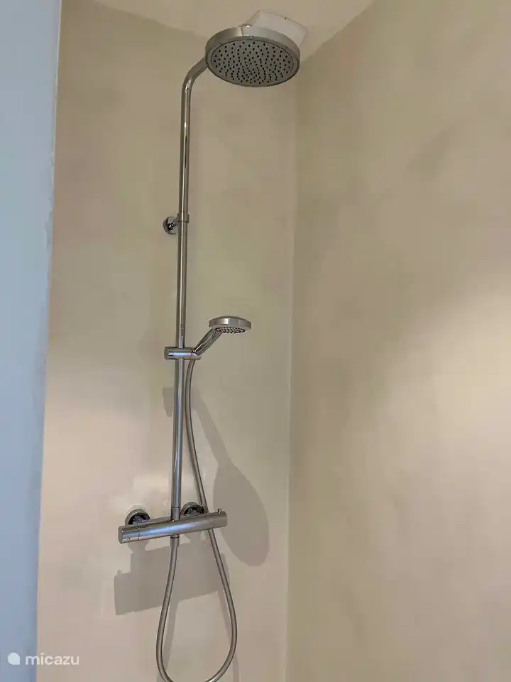 Ducha con ducha de lluvia